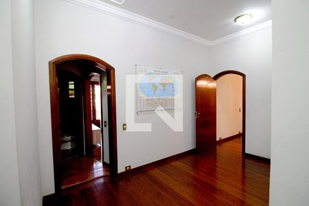 Casa para alugar com 450m², 4 quartos e 8 vagas Casa para alugar com 450m², 4 quartos e 8 vagasHall dos Quartos
