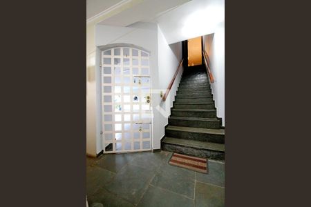 Casa para alugar com 450m², 4 quartos e 8 vagas Casa para alugar com 450m², 4 quartos e 8 vagasEscada