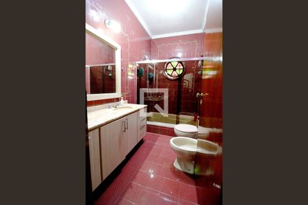 Casa para alugar com 450m², 4 quartos e 8 vagas Casa para alugar com 450m², 4 quartos e 8 vagasBanheiro da Suíte 1