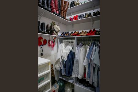 Casa à venda com 170m², 2 quartos e 8 vagas Casa à venda com 170m², 2 quartos e 8 vagasCloset Suite 1