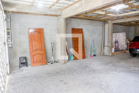 Casa à venda com 170m², 2 quartos e 8 vagas Casa à venda com 170m², 2 quartos e 8 vagasGaragem