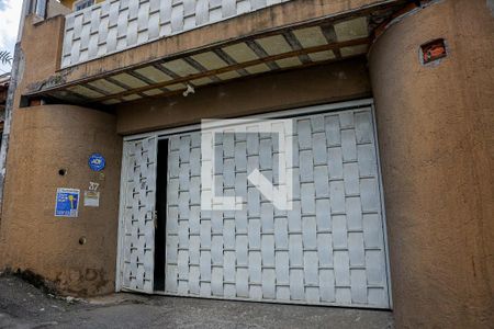 Casa à venda com 170m², 2 quartos e 8 vagas Casa à venda com 170m², 2 quartos e 8 vagasFachada