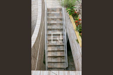 Casa à venda com 170m², 2 quartos e 8 vagas Casa à venda com 170m², 2 quartos e 8 vagasEscada