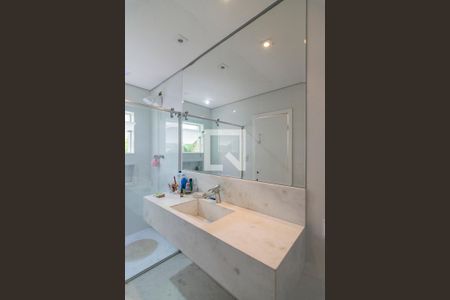 Casa à venda com 350m², 3 quartos e 4 vagasBanheiro da Suíte