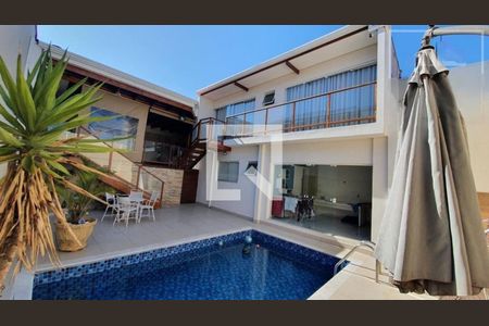 Casa à venda com 218m², 4 quartos e 4 vagas