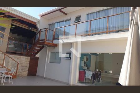 Casa à venda com 218m², 4 quartos e 4 vagas