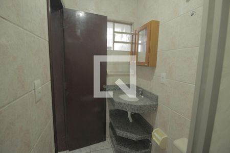 Banheiro de casa de condomínio para alugar com 1 quarto, 48m² em São José, Canoas