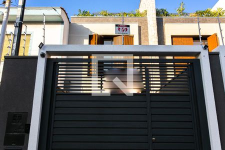 Casa à venda com 260m², 3 quartos e 2 vagas Casa à venda com 260m², 3 quartos e 2 vagasFachada