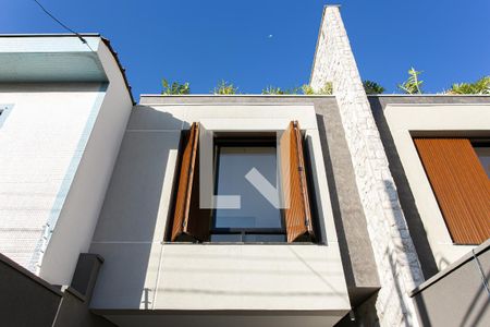 Casa à venda com 260m², 3 quartos e 2 vagas Casa à venda com 260m², 3 quartos e 2 vagasFachada