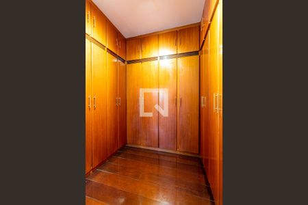 Casa à venda com 500m², 5 quartos e 4 vagasSuíte 2 - Closet
