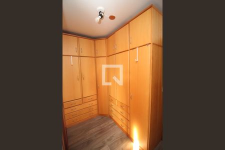 Casa de condomínio à venda com 168m², 3 quartos e 2 vagas Casa de condomínio à venda com 168m², 3 quartos e 2 vagasCloset da suíte