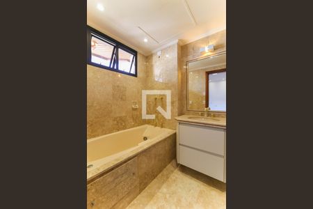 Apartamento para alugar com 455m², 4 quartos e 4 vagas Apartamento para alugar com 455m², 4 quartos e 4 vagasBanheiro da Suíte 3