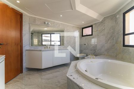 Apartamento para alugar com 455m², 4 quartos e 4 vagas Apartamento para alugar com 455m², 4 quartos e 4 vagasBanheiro da Suíte 1