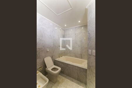 Apartamento para alugar com 455m², 4 quartos e 4 vagas Apartamento para alugar com 455m², 4 quartos e 4 vagasBanheiro da Suíte 2
