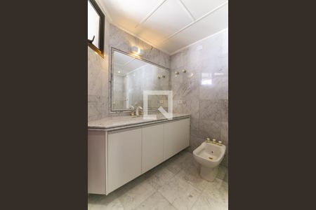 Apartamento para alugar com 455m², 4 quartos e 4 vagas Apartamento para alugar com 455m², 4 quartos e 4 vagasBanheiro da Suíte 2