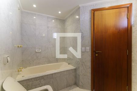Apartamento para alugar com 455m², 4 quartos e 4 vagas Apartamento para alugar com 455m², 4 quartos e 4 vagasBanheiro da Suíte 2