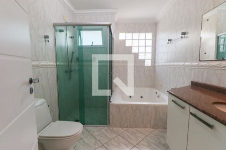 Casa para alugar com 209m², 4 quartos e 2 vagas Casa para alugar com 209m², 4 quartos e 2 vagasBanheiro da Suite