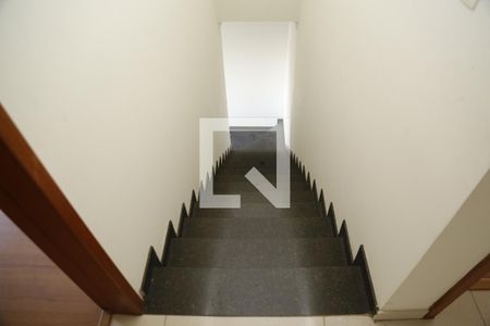 Casa à venda com 130m², 3 quartos e 3 vagasEscada