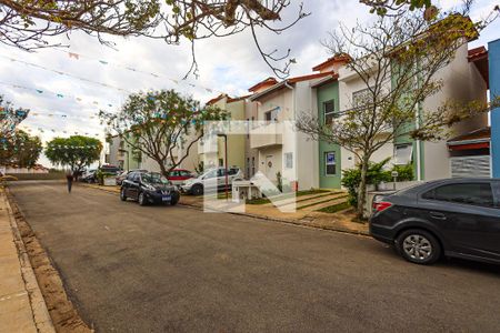 Casa de condomínio para alugar com 91m², 3 quartos e 2 vagasFachada da casa e rua do condomínio 