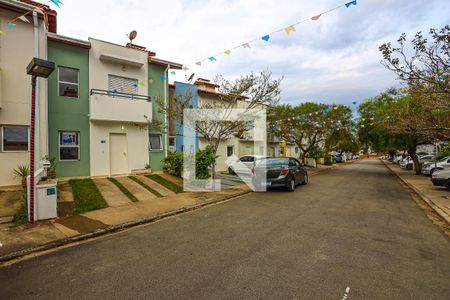 Casa de condomínio para alugar com 91m², 3 quartos e 2 vagasFachada da casa e rua do condomínio 