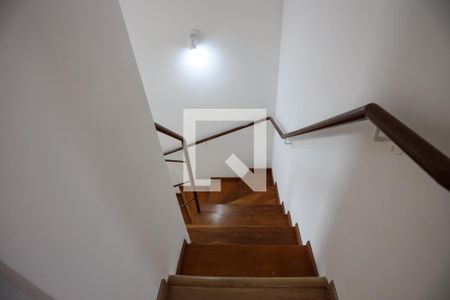 Casa de condomínio para alugar com 91m², 3 quartos e 2 vagasEscada