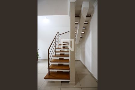Casa de condomínio para alugar com 91m², 3 quartos e 2 vagasSala  - escada