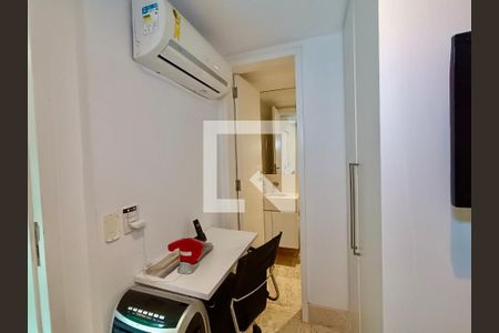 Apartamento à venda com 260m², 2 quartos e 3 vagasQuarto serviço