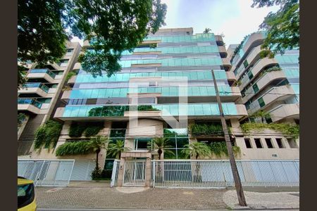 Apartamento à venda com 260m², 2 quartos e 3 vagasFachada com cartaz QA