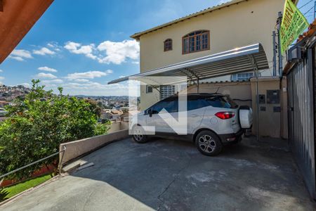 Casa à venda com 350m², 2 quartos e 3 vagas Casa à venda com 350m², 2 quartos e 3 vagasGaragem