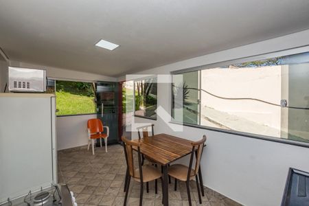 Casa à venda com 350m², 2 quartos e 3 vagas Casa à venda com 350m², 2 quartos e 3 vagasKitnet