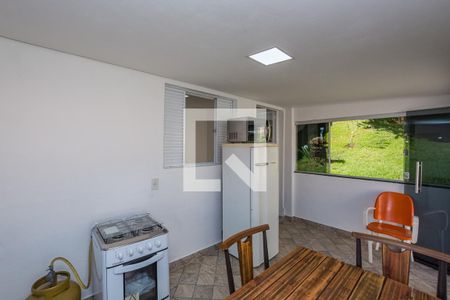 Casa à venda com 350m², 2 quartos e 3 vagas Casa à venda com 350m², 2 quartos e 3 vagasKitnet