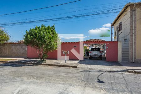 Casa à venda com 350m², 2 quartos e 3 vagas Casa à venda com 350m², 2 quartos e 3 vagasFachada