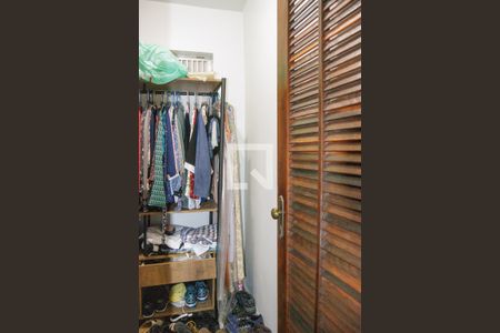 Casa à venda com 539m², 6 quartos e 4 vagas Casa à venda com 539m², 6 quartos e 4 vagasCloset