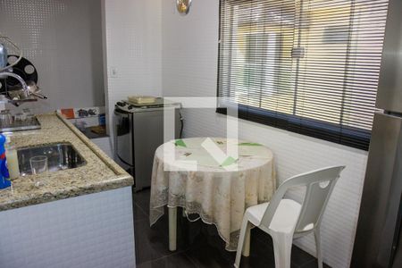 Casa à venda com 539m², 6 quartos e 4 vagas Casa à venda com 539m², 6 quartos e 4 vagasCozinha