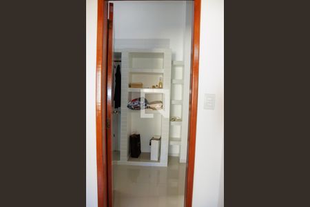 Casa à venda com 539m², 6 quartos e 4 vagas Casa à venda com 539m², 6 quartos e 4 vagasCloset Quarto 6