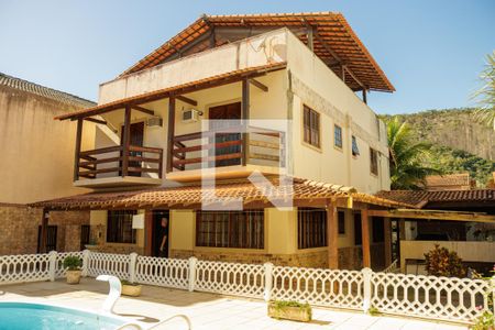 Casa à venda com 539m², 6 quartos e 4 vagas Casa à venda com 539m², 6 quartos e 4 vagasÁrea Externa
