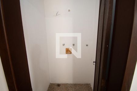 Casa à venda com 670m², 4 quartos e 6 vagas Casa à venda com 670m², 4 quartos e 6 vagaschuveiro