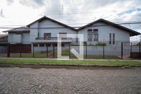 Casa à venda com 670m², 4 quartos e 6 vagas Casa à venda com 670m², 4 quartos e 6 vagasFachada