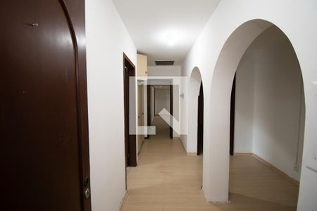 Casa à venda com 670m², 4 quartos e 6 vagas Casa à venda com 670m², 4 quartos e 6 vagascorredor