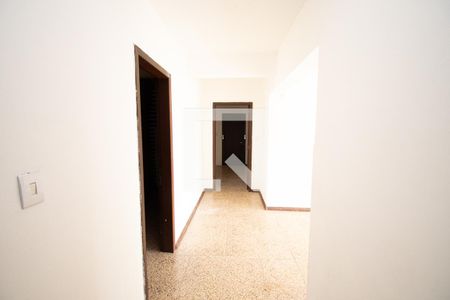 Casa à venda com 670m², 4 quartos e 6 vagas Casa à venda com 670m², 4 quartos e 6 vagascorredor