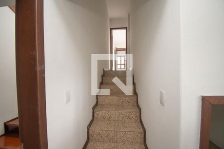 Casa à venda com 670m², 4 quartos e 6 vagas Casa à venda com 670m², 4 quartos e 6 vagasescadaria