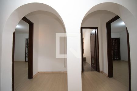 Casa à venda com 670m², 4 quartos e 6 vagas Casa à venda com 670m², 4 quartos e 6 vagascorredor