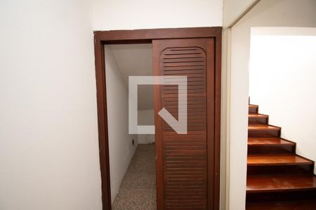 Casa à venda com 670m², 4 quartos e 6 vagas Casa à venda com 670m², 4 quartos e 6 vagasembaixo/escada