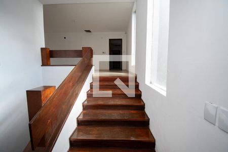 Casa à venda com 670m², 4 quartos e 6 vagas Casa à venda com 670m², 4 quartos e 6 vagasescadaria