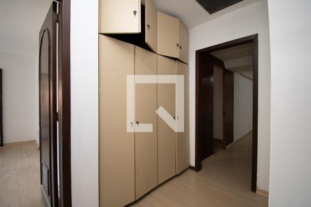 Casa à venda com 670m², 4 quartos e 6 vagas Casa à venda com 670m², 4 quartos e 6 vagascorredor