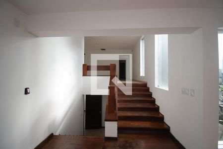 Casa à venda com 670m², 4 quartos e 6 vagas Casa à venda com 670m², 4 quartos e 6 vagasescadaria