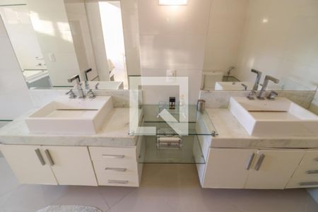 Apartamento à venda com 260m², 3 quartos e 2 vagasSuíte 1 - Banheiro