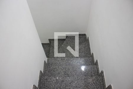 Casa de condomínio à venda com 74m², 2 quartos e 1 vagaEscada