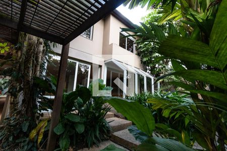 Casa à venda com 412m², 3 quartos e 3 vagas Casa à venda com 412m², 3 quartos e 3 vagasFachada