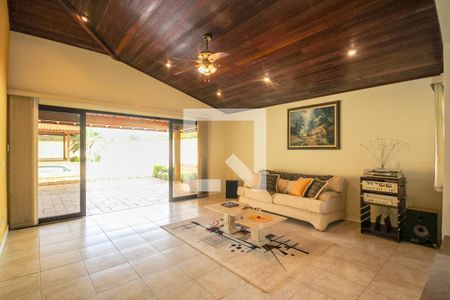 Sala de casa de condomínio para alugar com 4 quartos, 435m² em Condominio Fazenda São Joaquim, 
